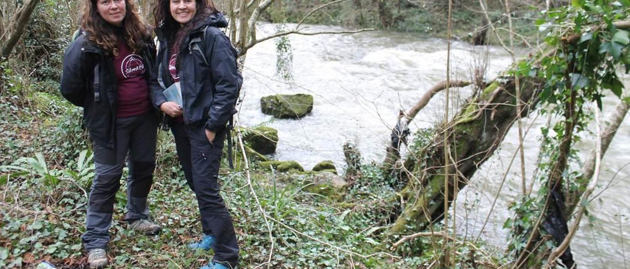 Virginia Nieto y Azucena Roa, ayer, en el río Trubia a la altura de Tuñón, Santo Adriano.