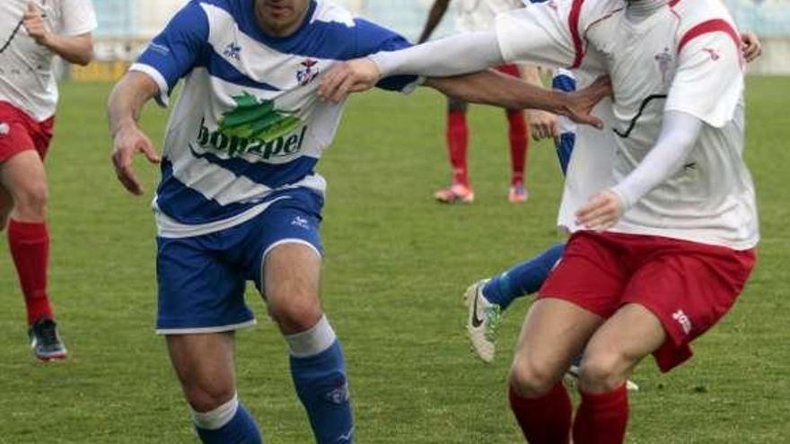 Un jugador del Areas controla el balón. // J. Lores