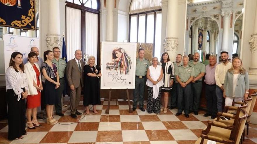 Foto de familia con los representantes de la Guardia Civil en Málaga.