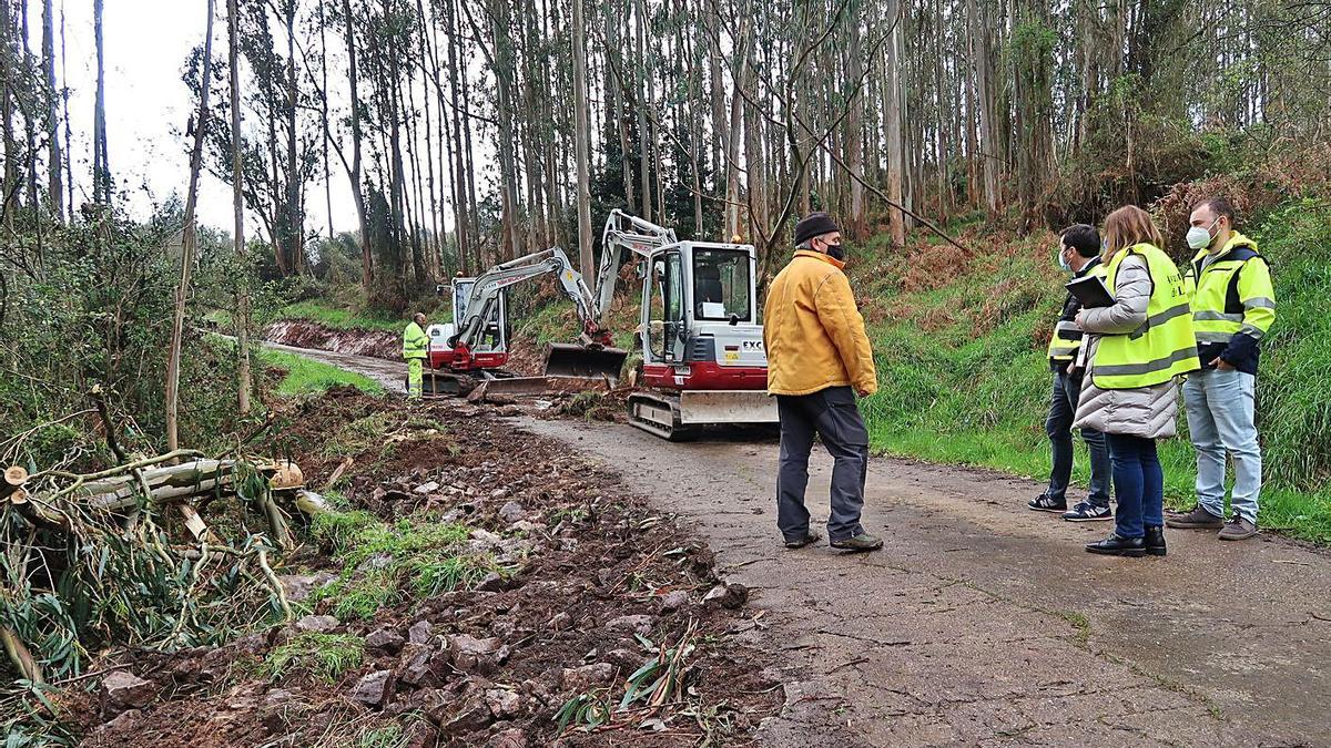 Responsables municipales y técnicos, en uno de los puntos de la actuación en Ferroñes. | LNE