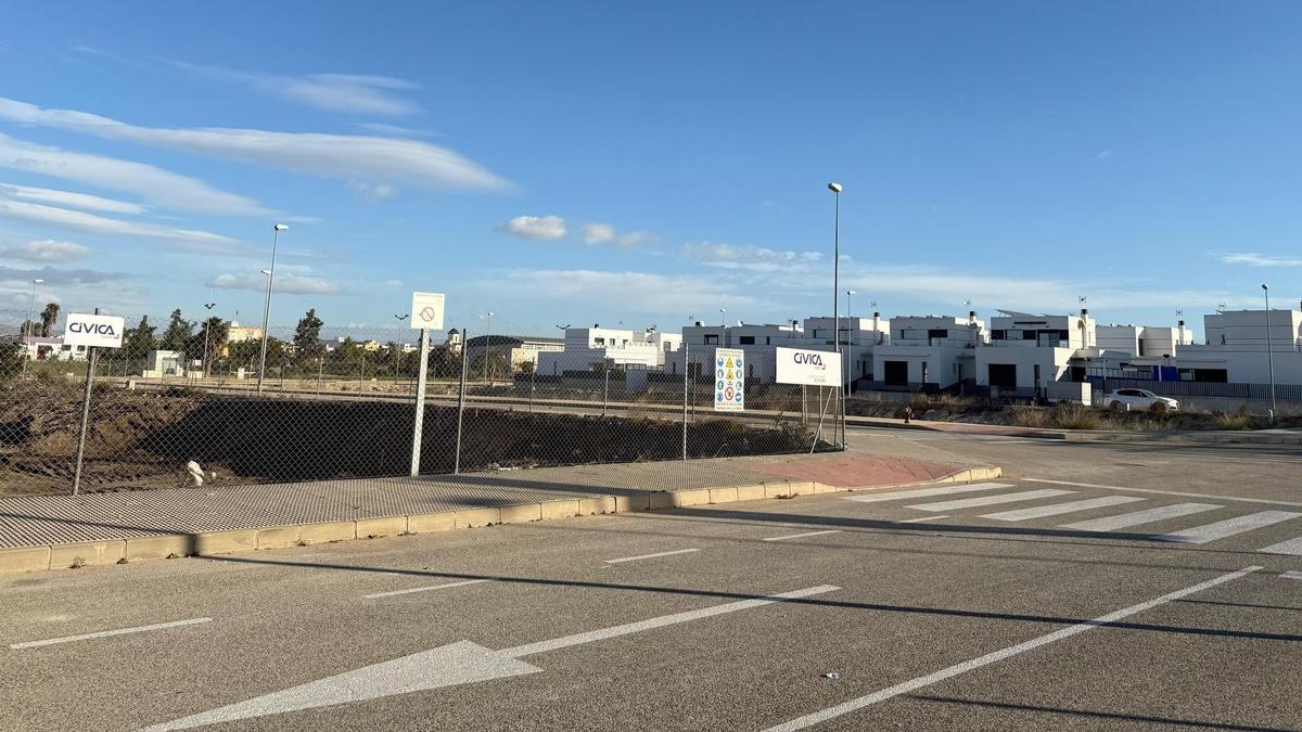 Parcela donde se está construyendo el ecoparque de Dolores, colindante a viviendas