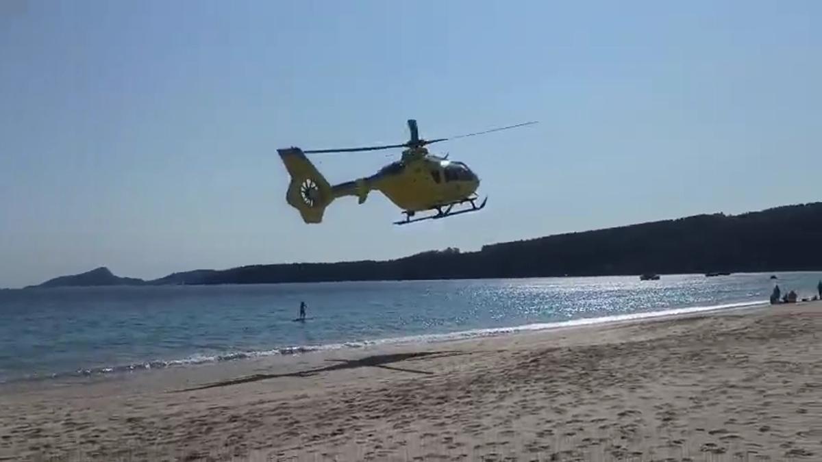 El helicóptero H3 del 061, ayer, a punto de tomar tierra en la playa de Nerga.