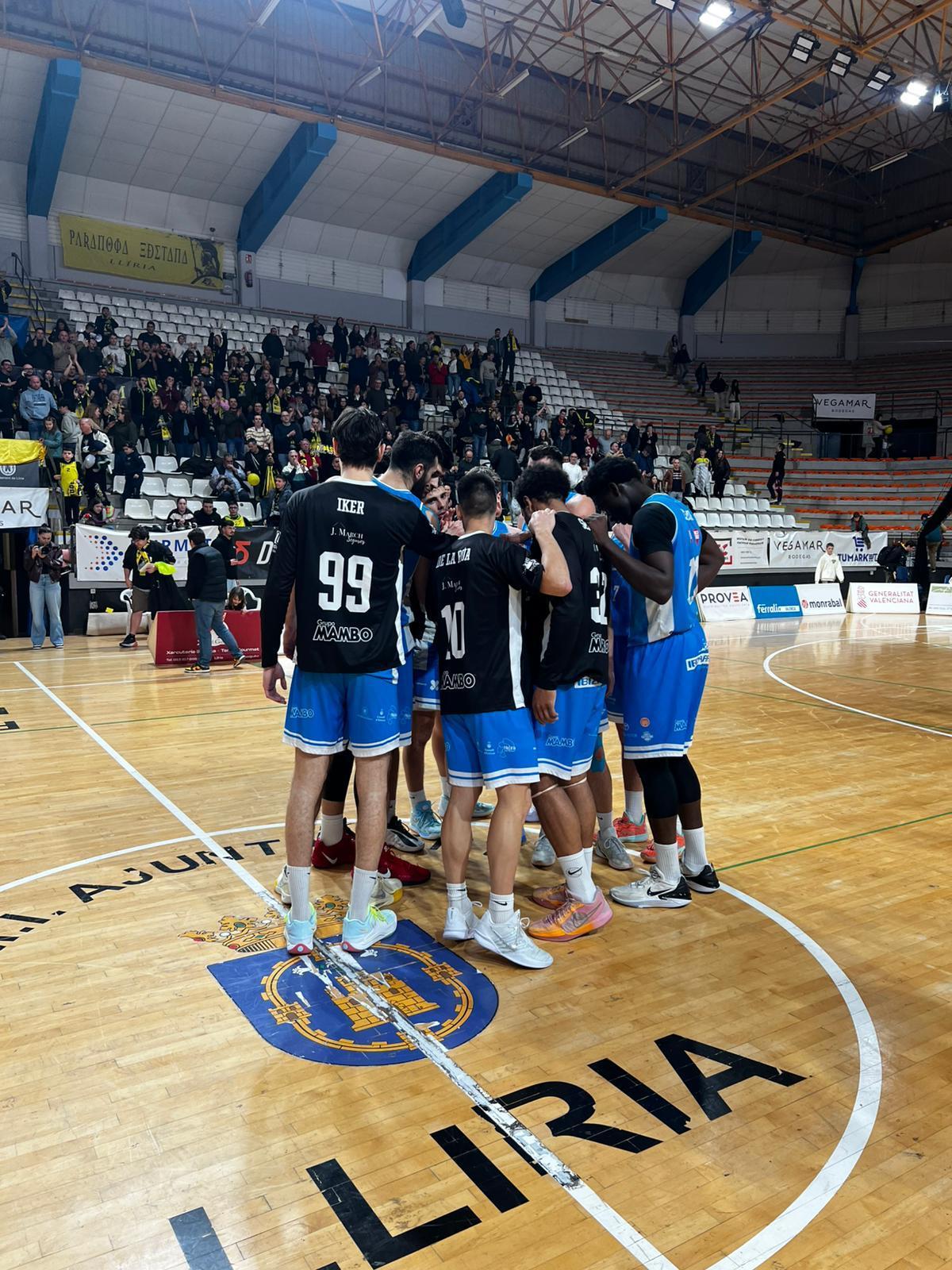 La plantilla del Class Bàsquet, unida tras la abultada derrota ante el Lliria