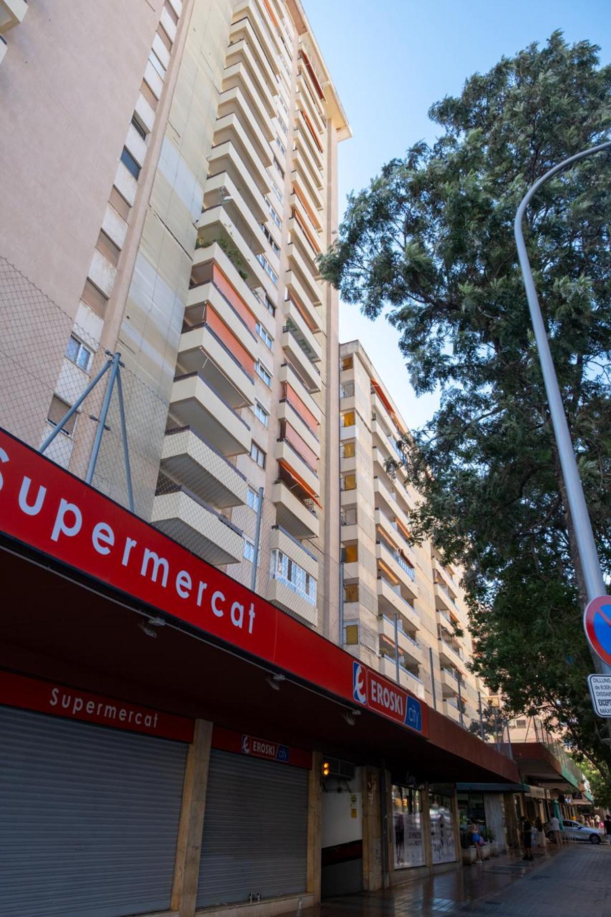 Dos heridos al caerles encima un suicida que se lanzó de un piso doce en Palma