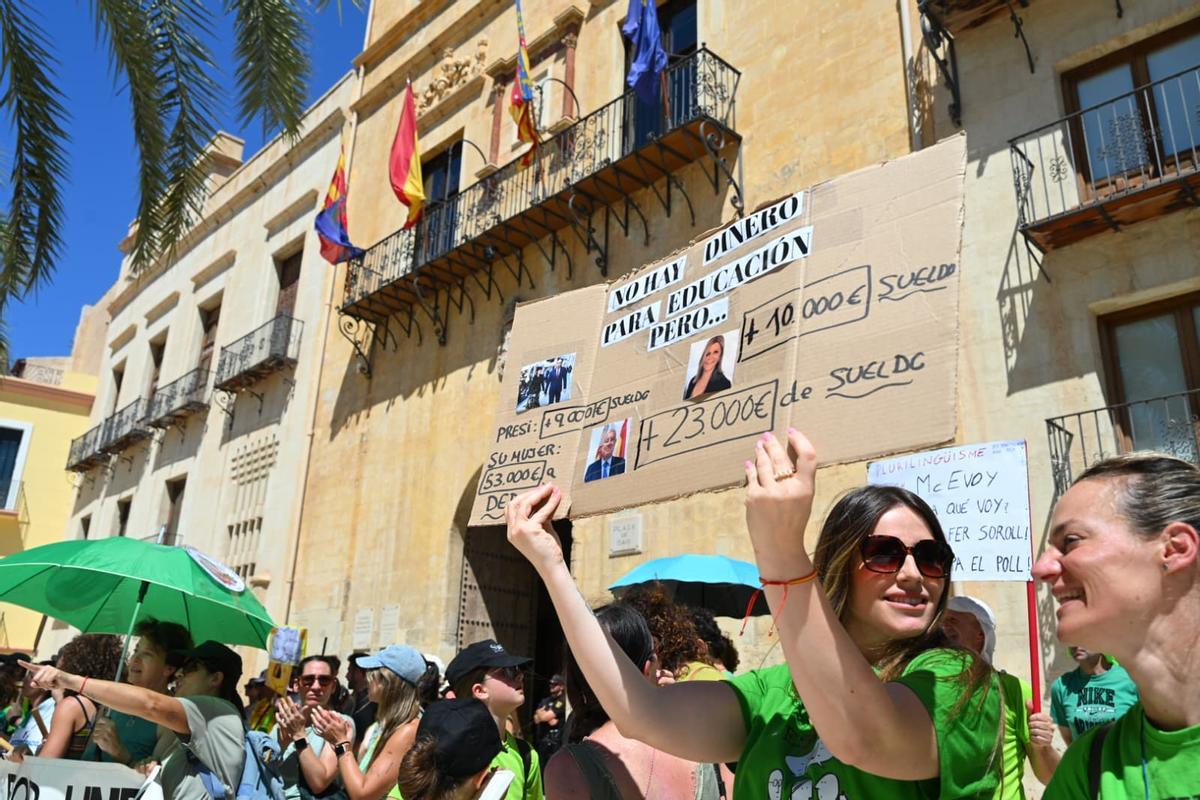 Los profesores se manifiestan en la Plaça de Baix de Elche por la educación pública