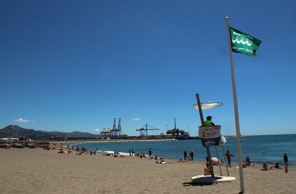 Comienzan las labores de limpieza de las playas de Málaga capital antes del inicio de la temporada de verano