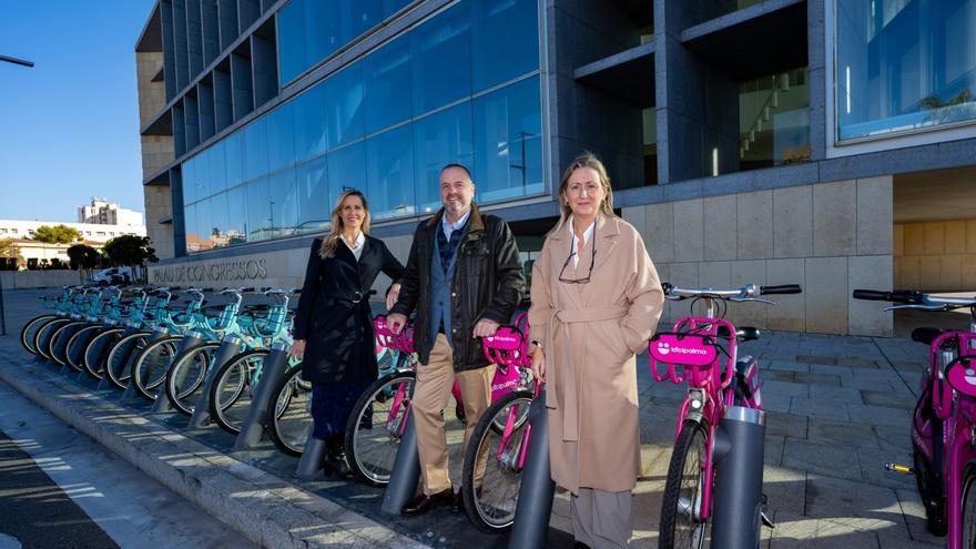 El regidor de Movilidad y Polígonos Industriales, Toni Deudero; la gerente de la Sociedad Municipal de Aparcamientos y Proyectos (SMAP), Lydia Pérez, y la gerente del Palacio de Congresos, Maria Luisa Hernández, en la inauguración de la parada.