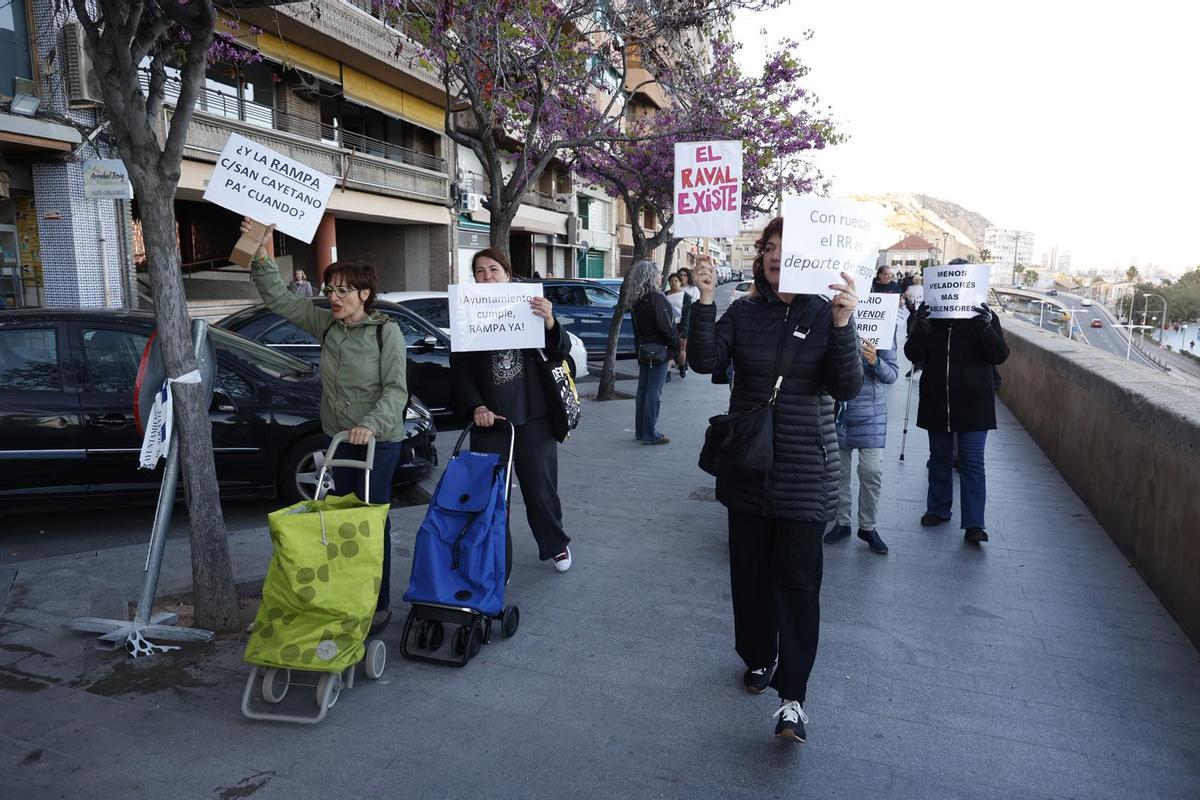 Los vecinos del Raval Roig de Alicante salen a la calle para reclamar ...