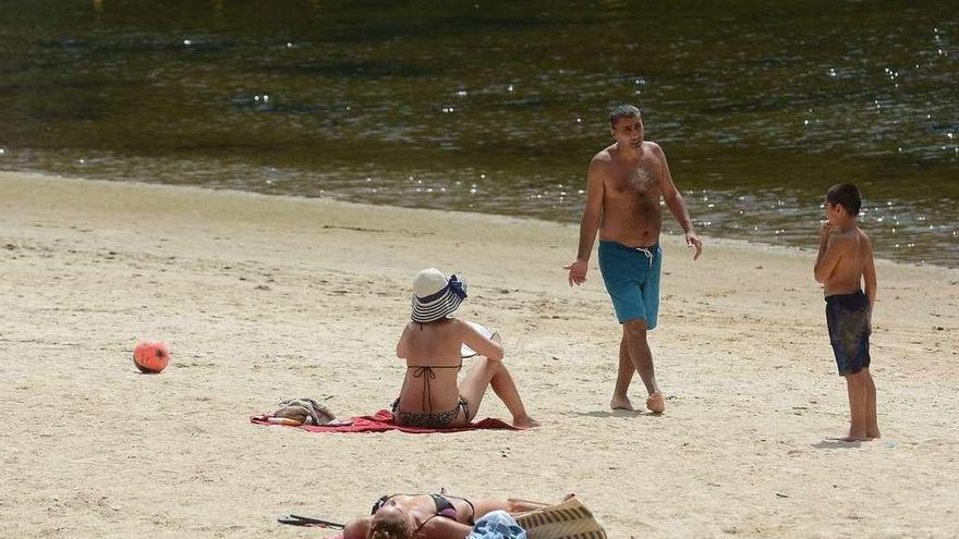 Usuarios de la playa fluvial, en la tarde de ayer. // R. Vázquez