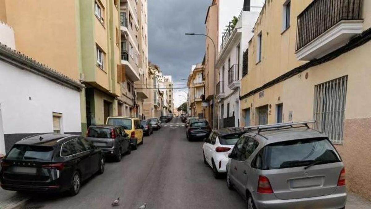 La calle Monterrey, con coches aparcados en las dos aceras.