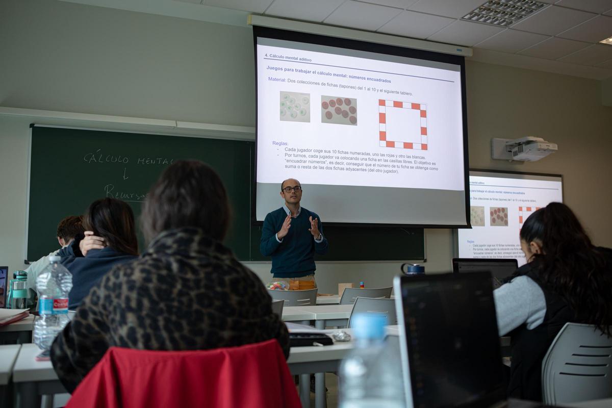 Clase de didáctica de las matemáticas en la facultad de magisterio de la UV.