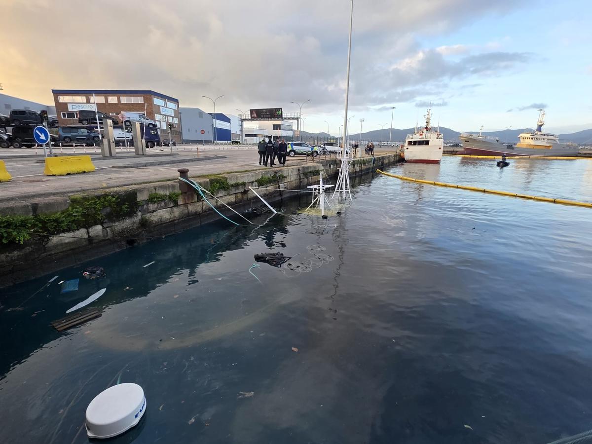 El pesquero portugués hundido en la dársena de Bouzas, en imágenes