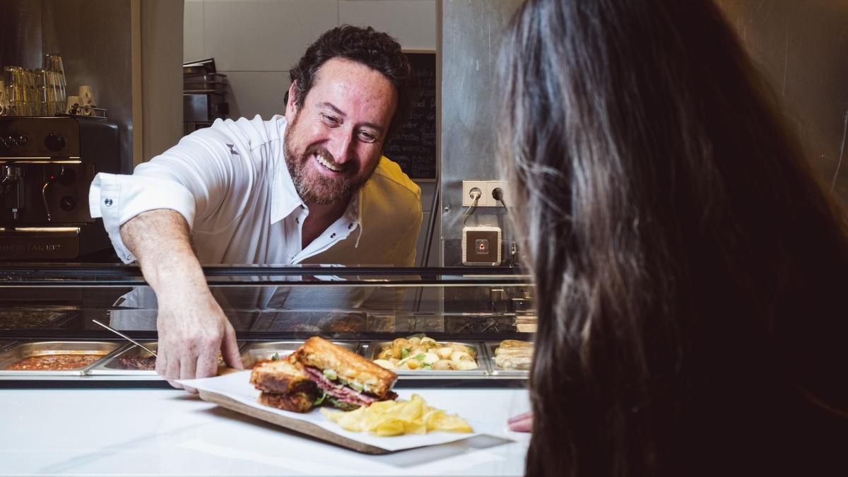  El cocinero alicantino Arturo Salvetti ha sido el encargado de transformar el concepto gastronómico del Hotel SERAWA Alicante.