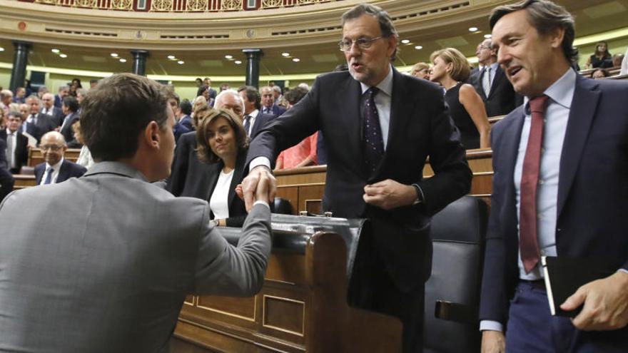 Rivera saluda a Rajoy en una imagen de archivo.