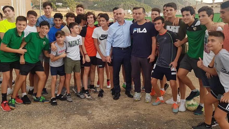 Luis Rubiales, ayer en Los Garres con un grupo jóvenes futbolistas del club local.