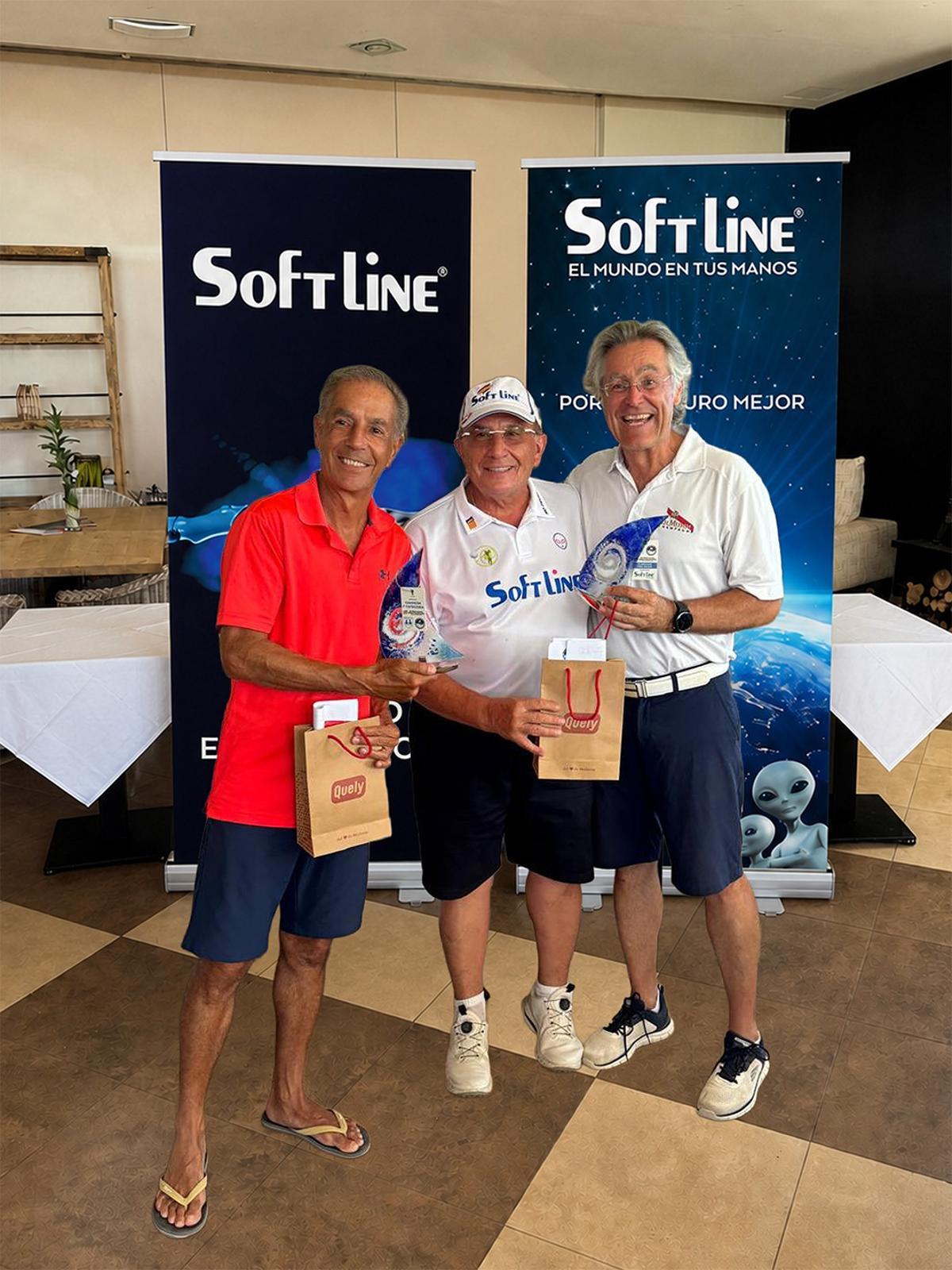 Juan Luis Magnier y Manuel Luis Beltrán posan con sus respectivos trofeos
