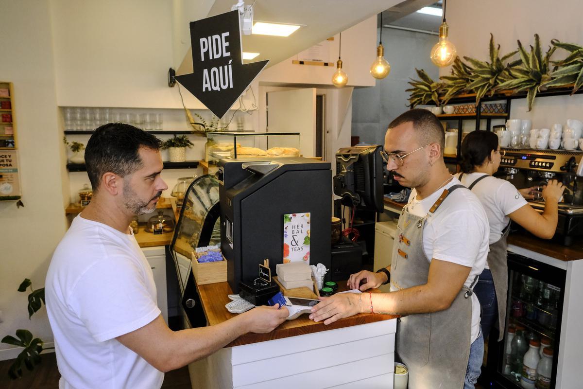 Un cliente usa su tarjeta para pagar en Mol Café, en Las Palmas de Gran Canaria.