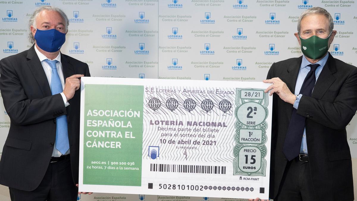 El presidente de la Asociación Española Contra el Cáncer (AECC), Ramón Reyes, y de la Sociedad Estatal Loterías y Apuestas del Estado (SELAE), Jesús Huerta.