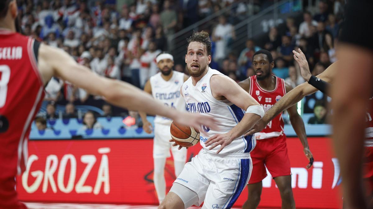 RIGA (Latvia) 10/09/2025.- Mikael Jantunen (C) of Finland in action during the FIBA EuroBasket 2025 quarter final basketball match between Finland vs Georgia, in Riga, Latvia, 10 September 2025. (Baloncesto, Finlandia, Letonia) EFE/EPA/TOMS KALNINS