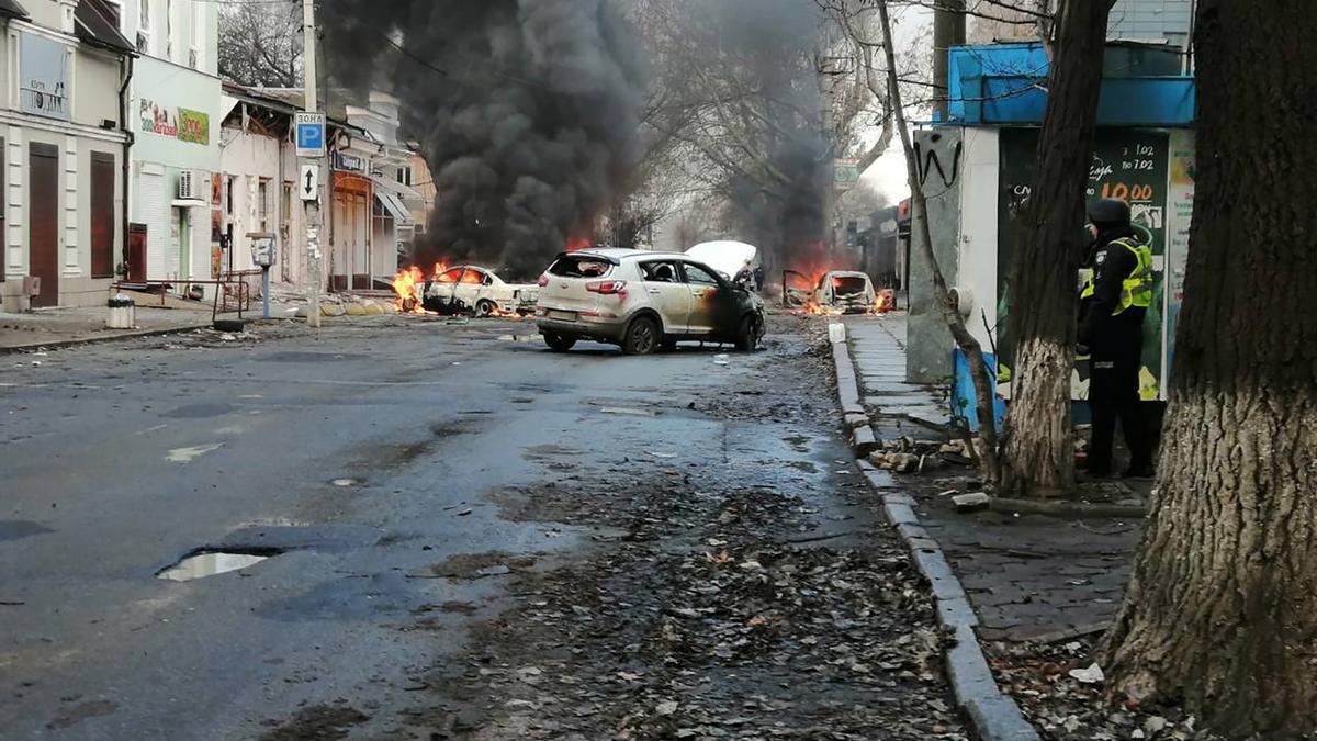 Al menos 10 muertos y 68 heridos en los ataques rusos en Jersón el sábado