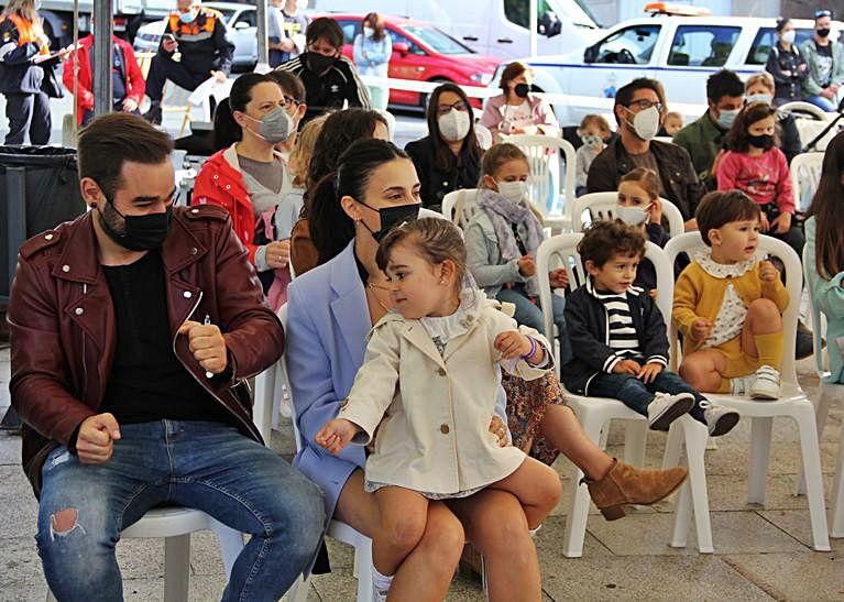 Público infantil en la carpa de la plaza de la biblioteca.