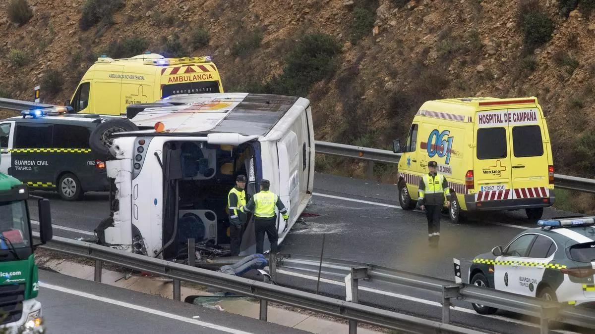 Un jubilado que iba en el autobús siniestrado en Murcia: "Unos a otros nos hemos ayudado a desabrocharnos los cinturones"