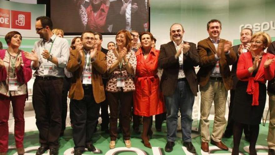 Los participantes aplauden tras la inauguración de la convención, con Miguel Ángel Heredia, María Gámez y Rosa Torres.