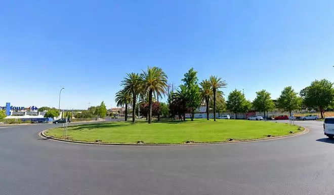 Herido un motorista de 17 años tras chocar con un turismo en una rotonda de Badajoz