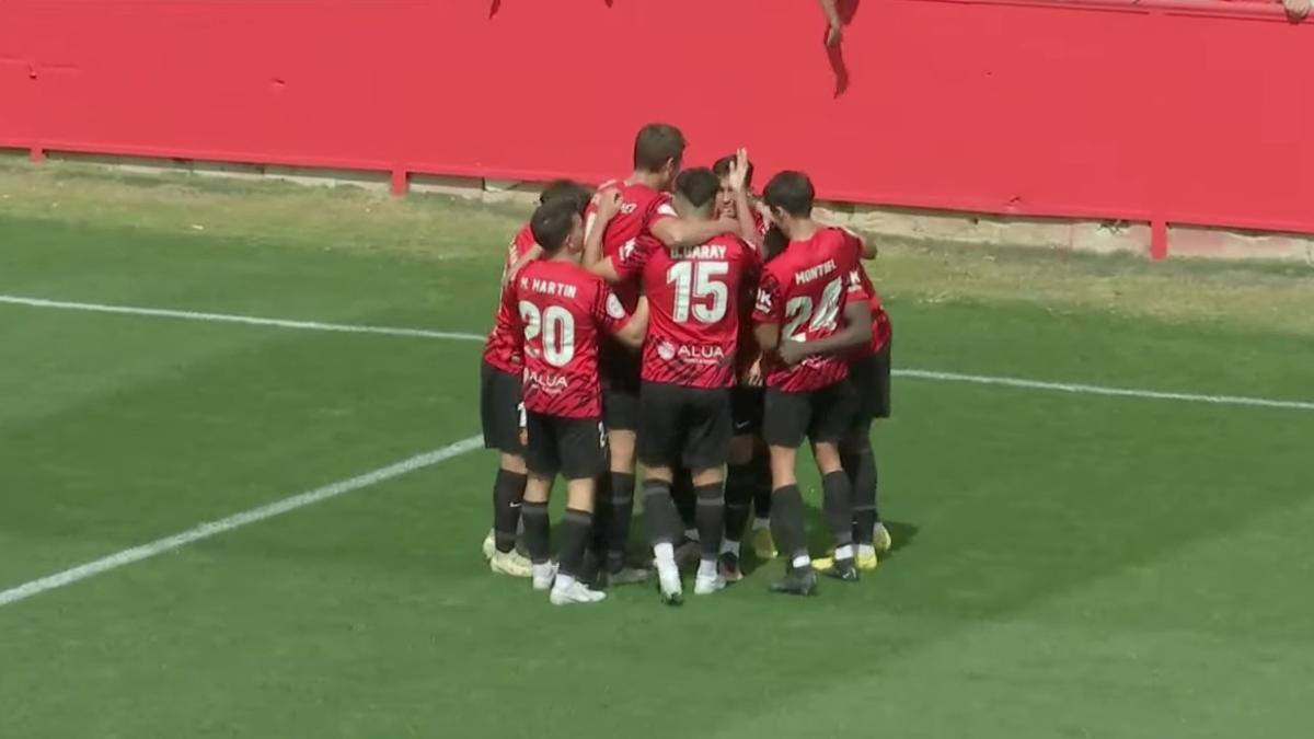 Los jugadores del Mallorca B celebran el gol de Valverde