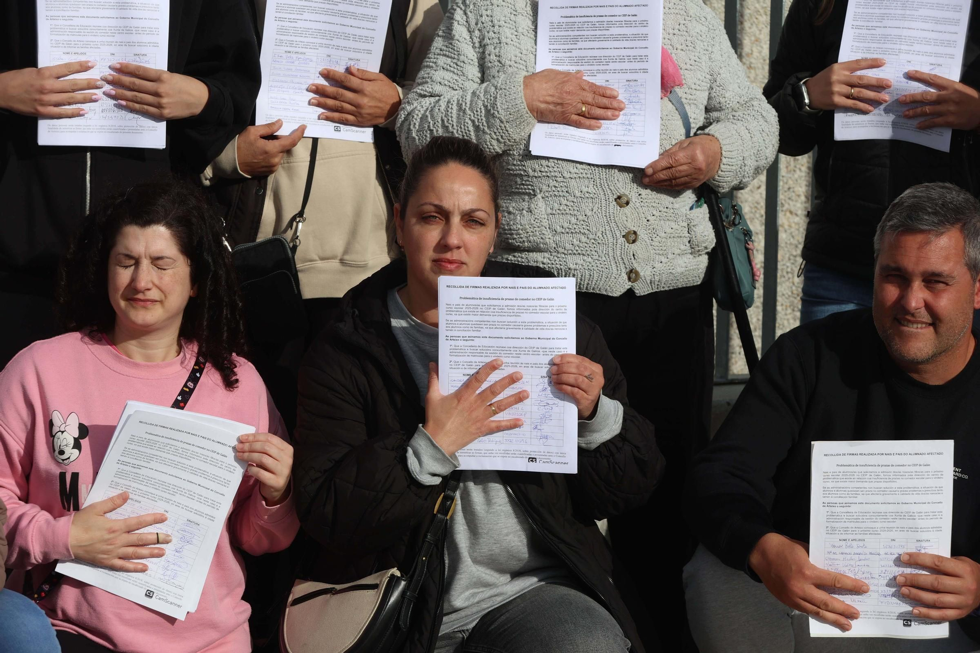 Padres y madres se manifiestan por la insuficiencia de plazas en el comedor del colegio de Galán, en Arteixo