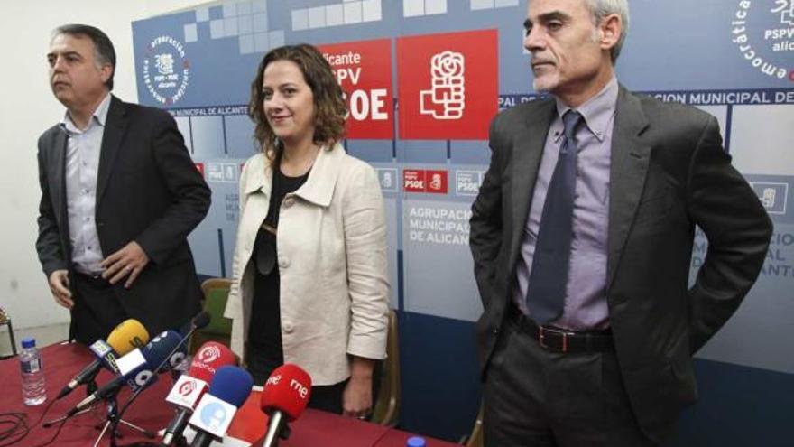 De izda. a derecha, Roque Moreno, Elena Martín y el secretario de Organización Gabriel Moreno.