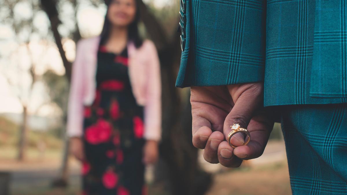 Pedida de mano surrealista: le propone matrimonio a su novia durante el funeral del padre de esta