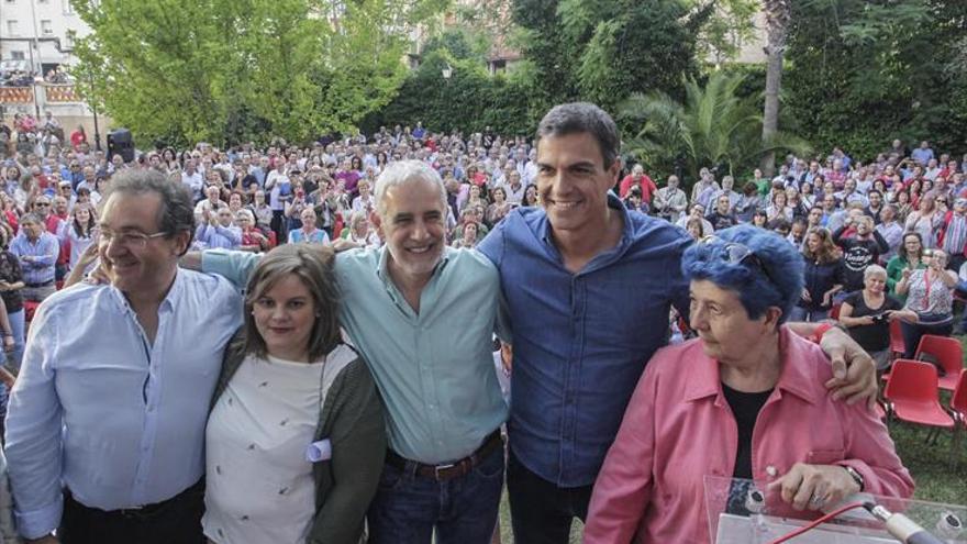 300 personas arropan a Pedro Sánchez en Cáceres