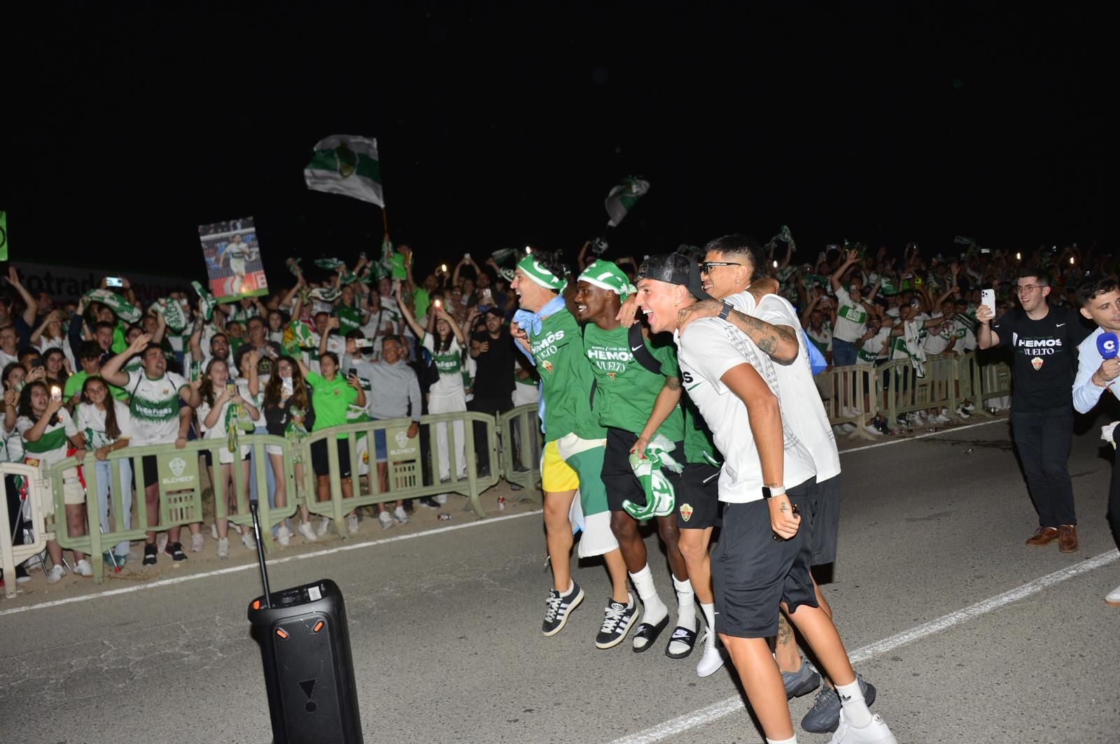 La afición del Elche recibe a los héroes del ascenso a su llegada al Martínez Valero