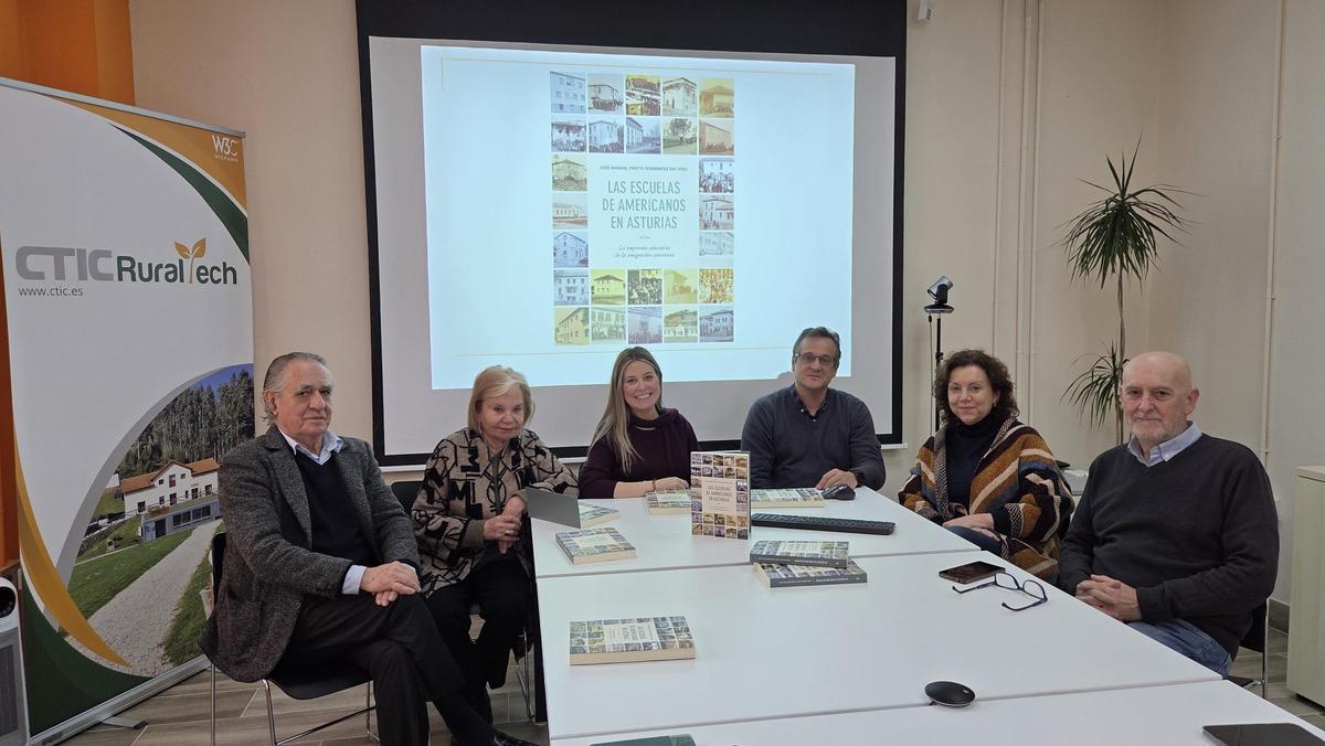 La presentación en el Rural Tech de CTIC, en Peón, del libro de José Manuelo Prieto sobre las escuelas promovidas por los emigrantes asturianos en América.