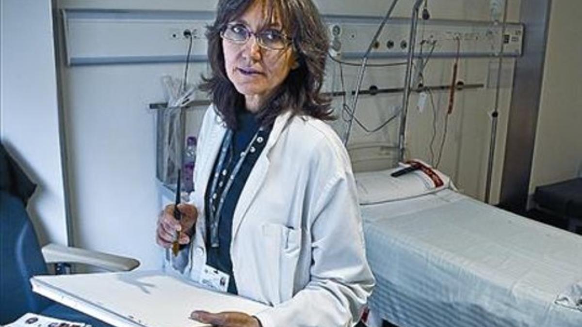 Nadia Collette, arteterapeuta del Hospital de Sant Pau, en el centro.