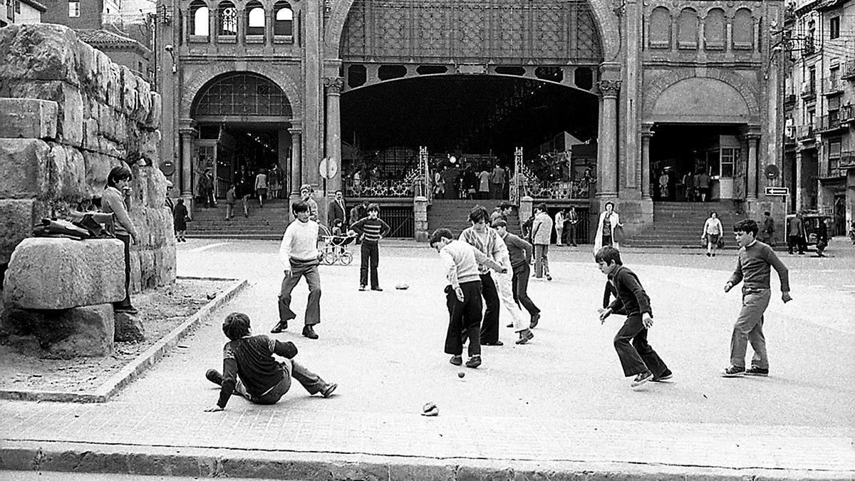 Chavalería juega frente al Mercado Central, 1974