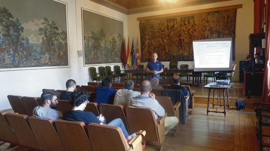 Javier López Carriches imparte la clase sobre viñedos ecológicos en el Ayuntamiento de Toro.