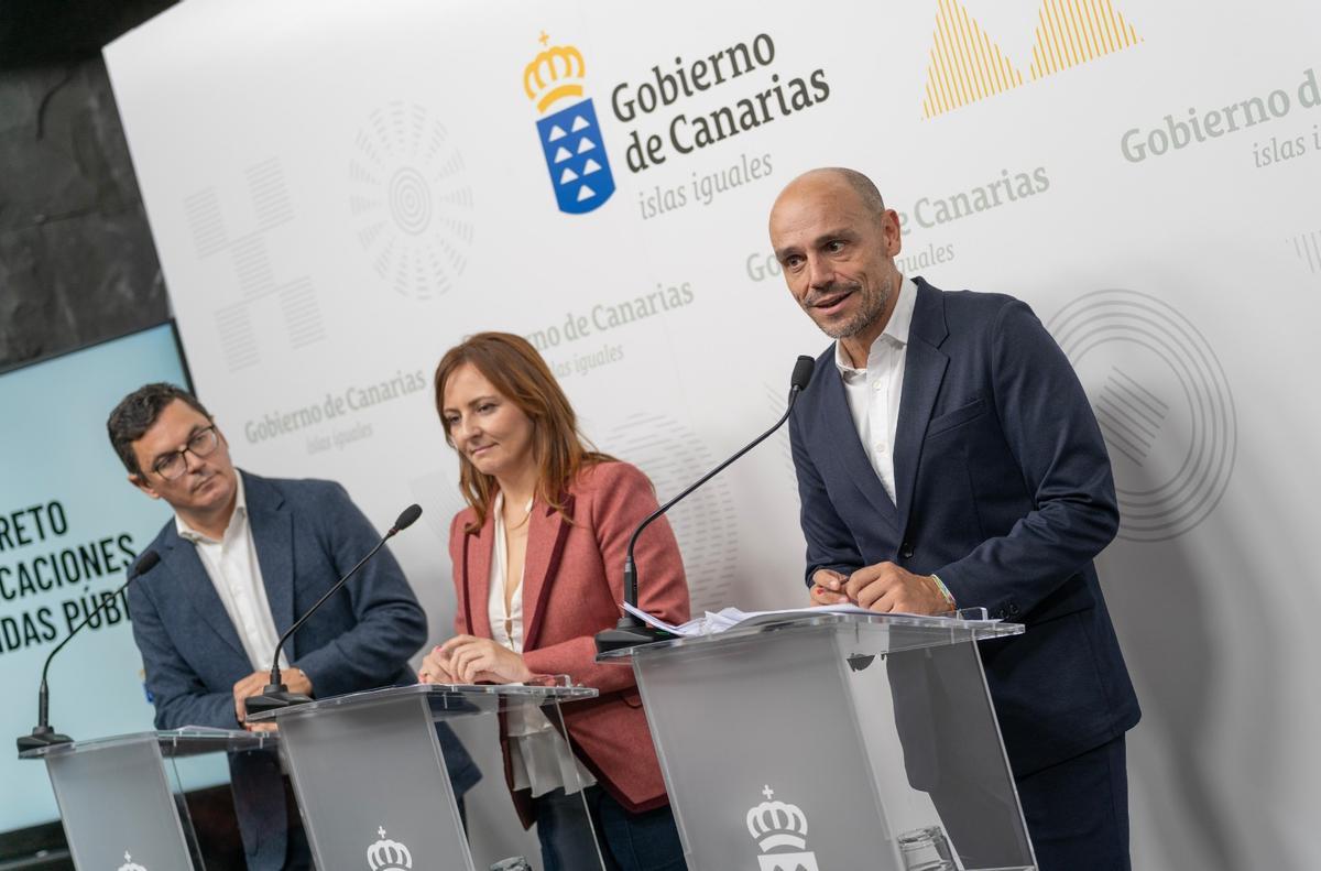 Alfonso Cabello (d), Nieves Lady barreto y Pablo Rodríguez durante la rueda de prensa.