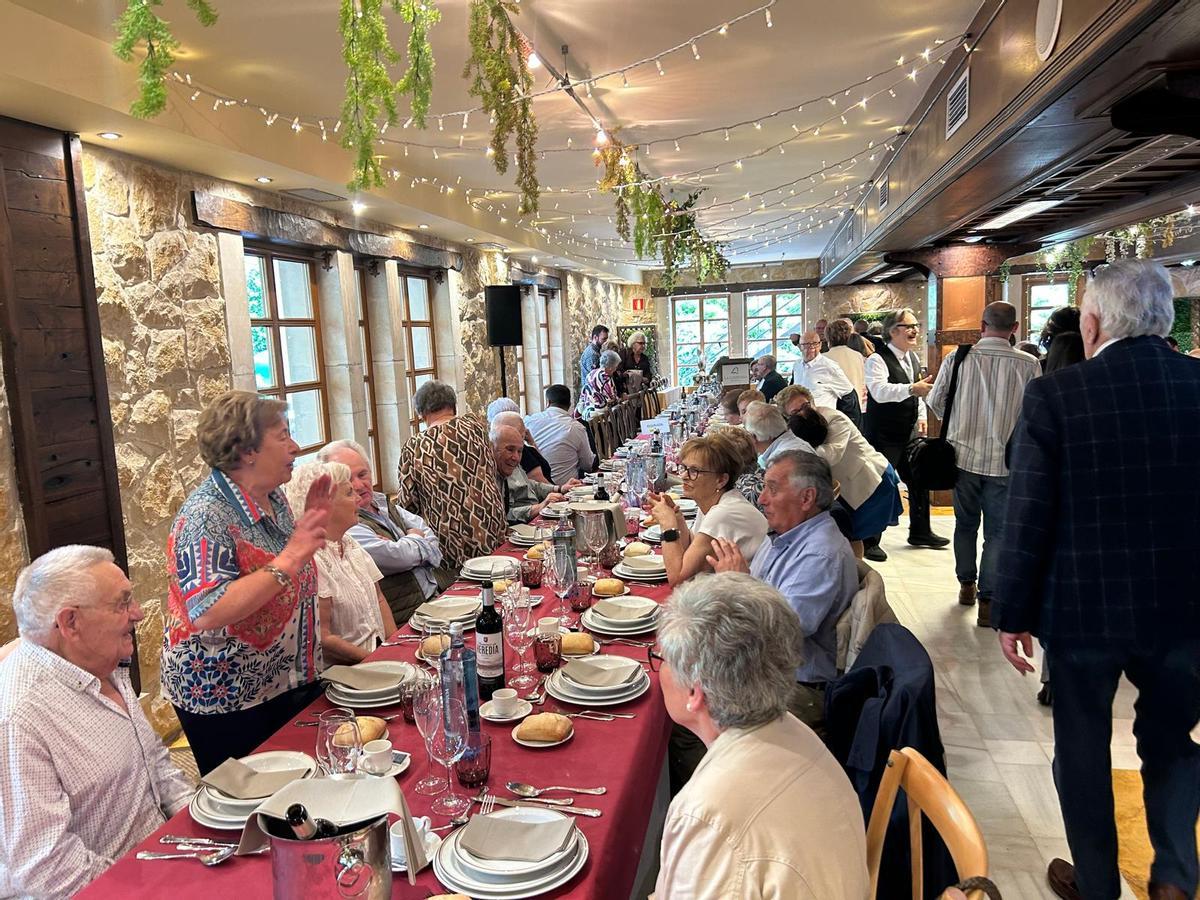 En imágenes: comida anual y reconocimiento de socios del Hogar del Jubilado de El Berrón.