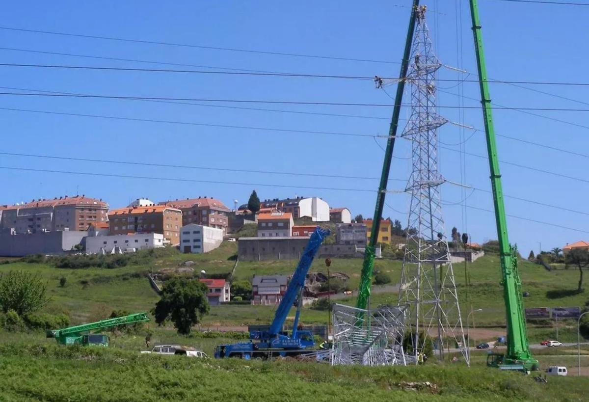 Torreta de alta tensión en la urbanización de Sol y Mar, en Arteixo. |  LOC