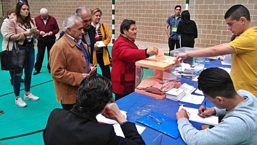 Ciudadanos de Toro ejercen su derecho a voto en una mesa del colegio trasladado al pabellón.