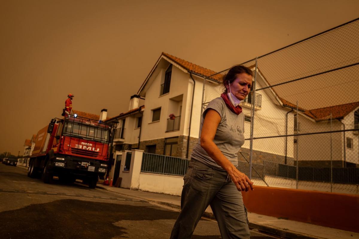 En imágenes | Los vecinos de Santa Cilia haciendo frente al incendio de La Peña