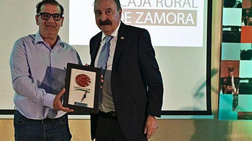 Narciso Prieto, de Caja Rural, acudió a recoger el premio a la entidad zamorana.