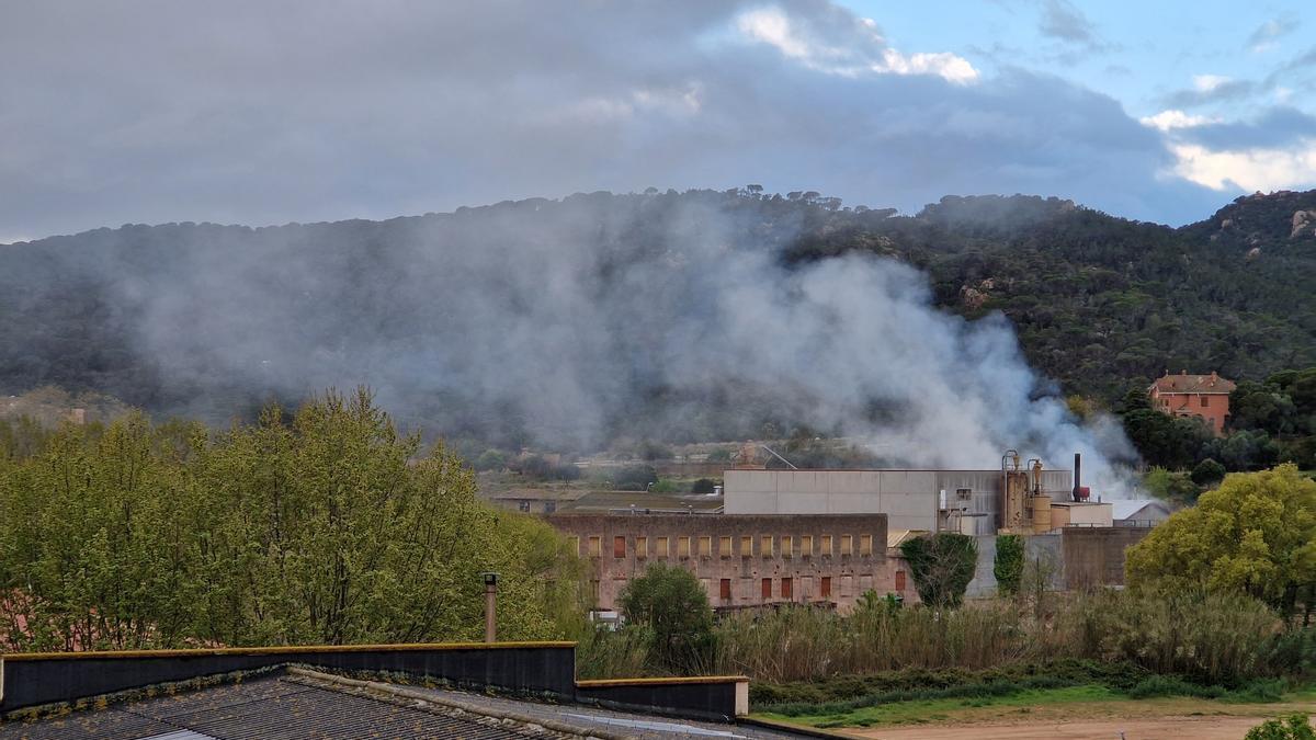 La columna de fum que surt de la fàbrica de suro on s'ha declarat l'incendi a Sant Feliu Guíxols