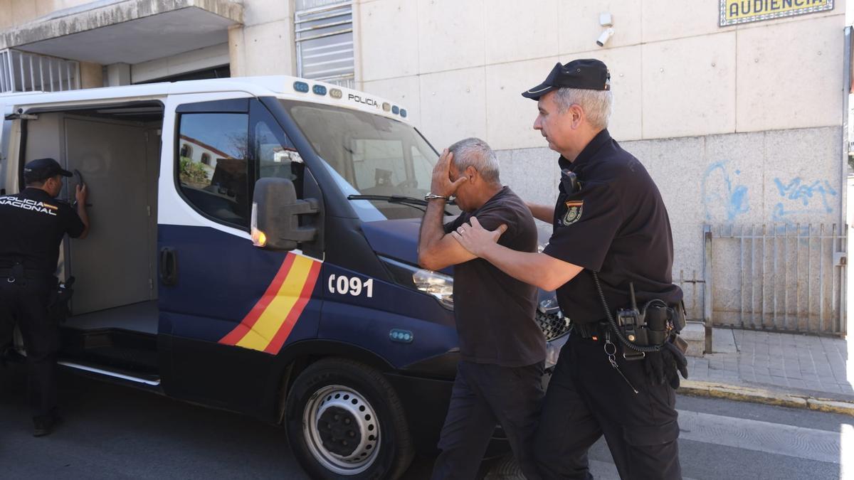 El acusado es custodiado hasta el furgón policial que lo ha trasladado a la prisión de Badajoz, este jueves.