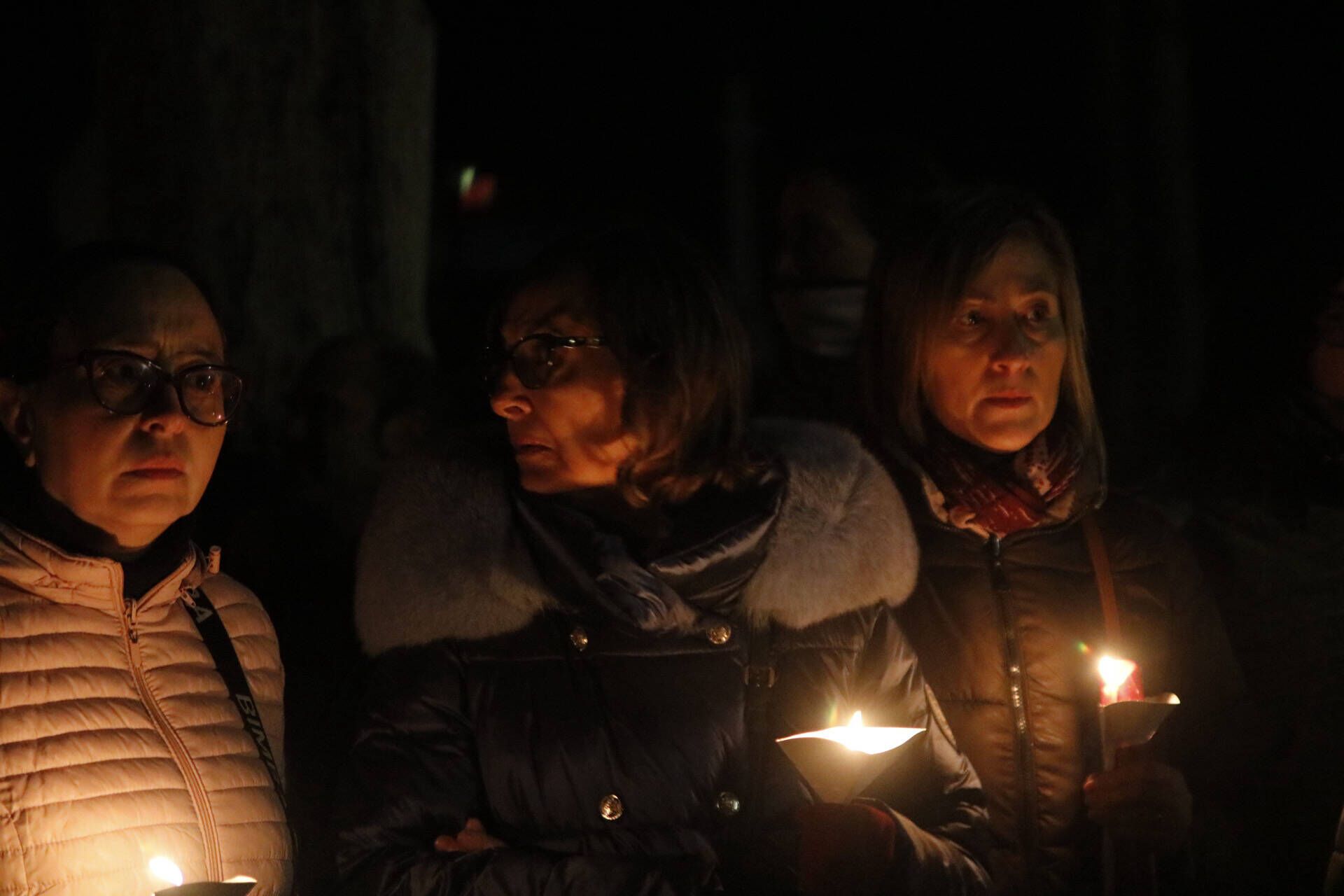 La procesión de las ánimas recorre el cementerio de San Atilano de Zamora con motivo de la noche de Difuntos y con la única iluminación de velas o faroles