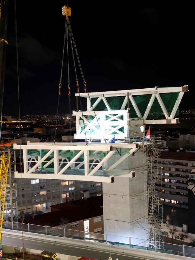 Instalación nocturna de una nueva pieza del ascensor HALO