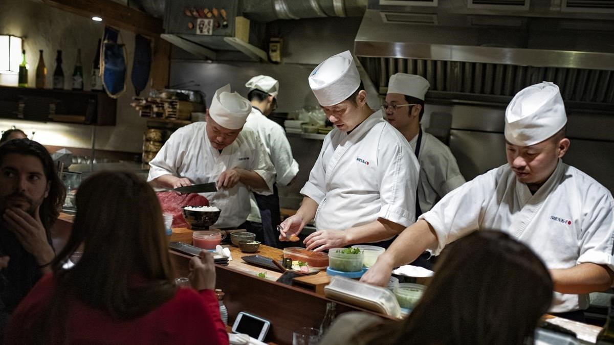 Acódate en la barra del Shunka y observa el trajín de la cocina a la vista.