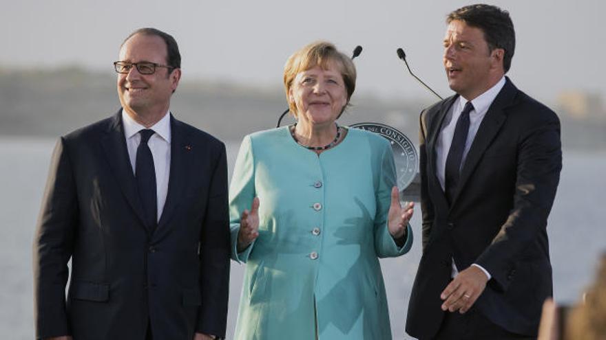 Hollande, Merkel y Renzi se reúnen para relanzar Europa